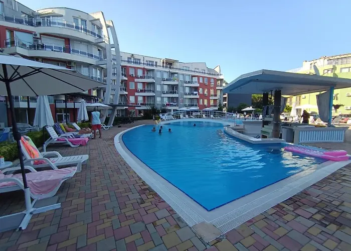 Four-bed In The Emberli. 아파트 로제넷츠